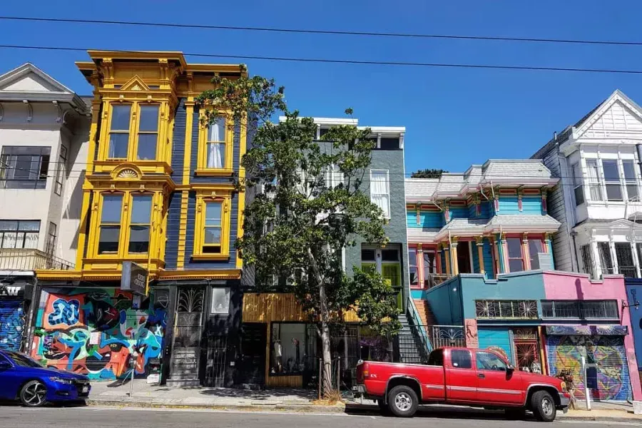 Vue sur les bâtiments colorés de Haight Street avec des voitures garées le long de la rue. 贝博体彩app，加利福尼亚州.