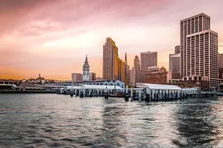 O Ferry Building ao pôr do sol da baía.